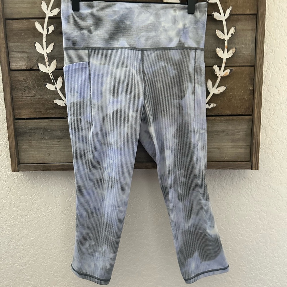 Athleta Salutation Stash pocket II Capri Gray and Blue Patterned Leggings size M